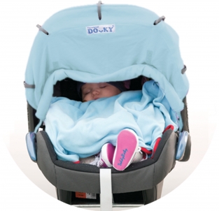 Dooky Cover Original baby blauw voor op maxi cosi autostoel bijvoorbeeld